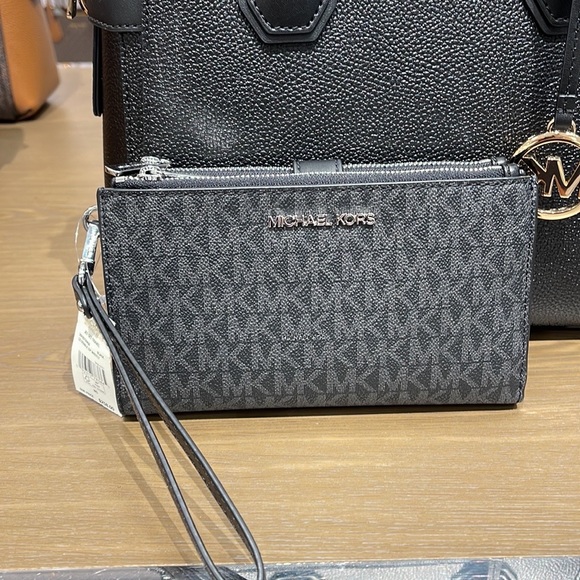 MICHAEL KORS LARGE DOUBLE ZIP WRISTLET PHONEHOLDER WALLET CLUTCH
BLACK SIGNATURE - Picture 11 of 16